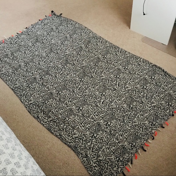 Forever 21 Aztec Scarf - Picture 2 of 4